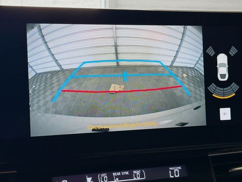 Used 2025 Toyota Sienna XLE w/ XLE Plus Package FWD image 16