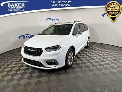 Used 2021 Chrysler Pacifica Limited w/ Uconnect Theater Family Group image 5