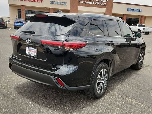 Used 2021 Toyota Highlander XLE FWD image 4