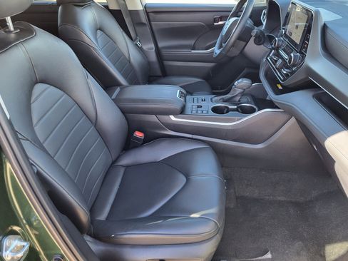 Used 2024 Toyota Highlander XLE image 24