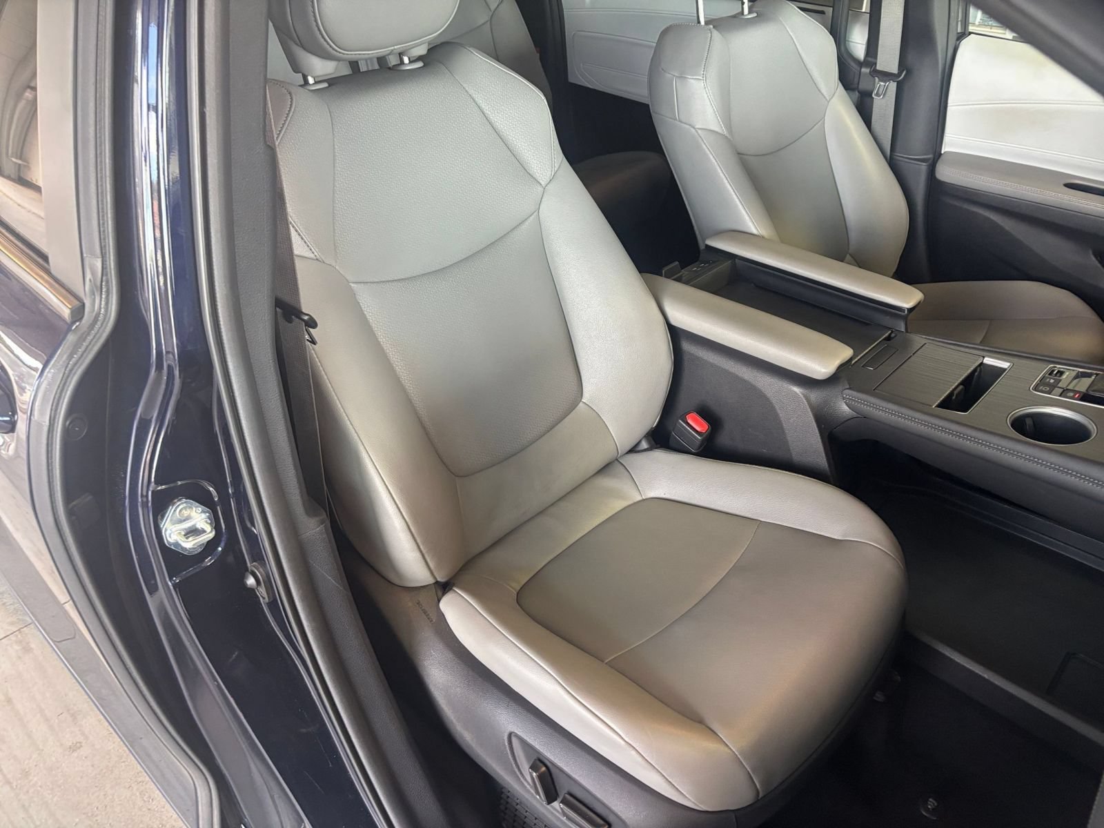 Used 2025 Toyota Sienna XLE FWD image 38