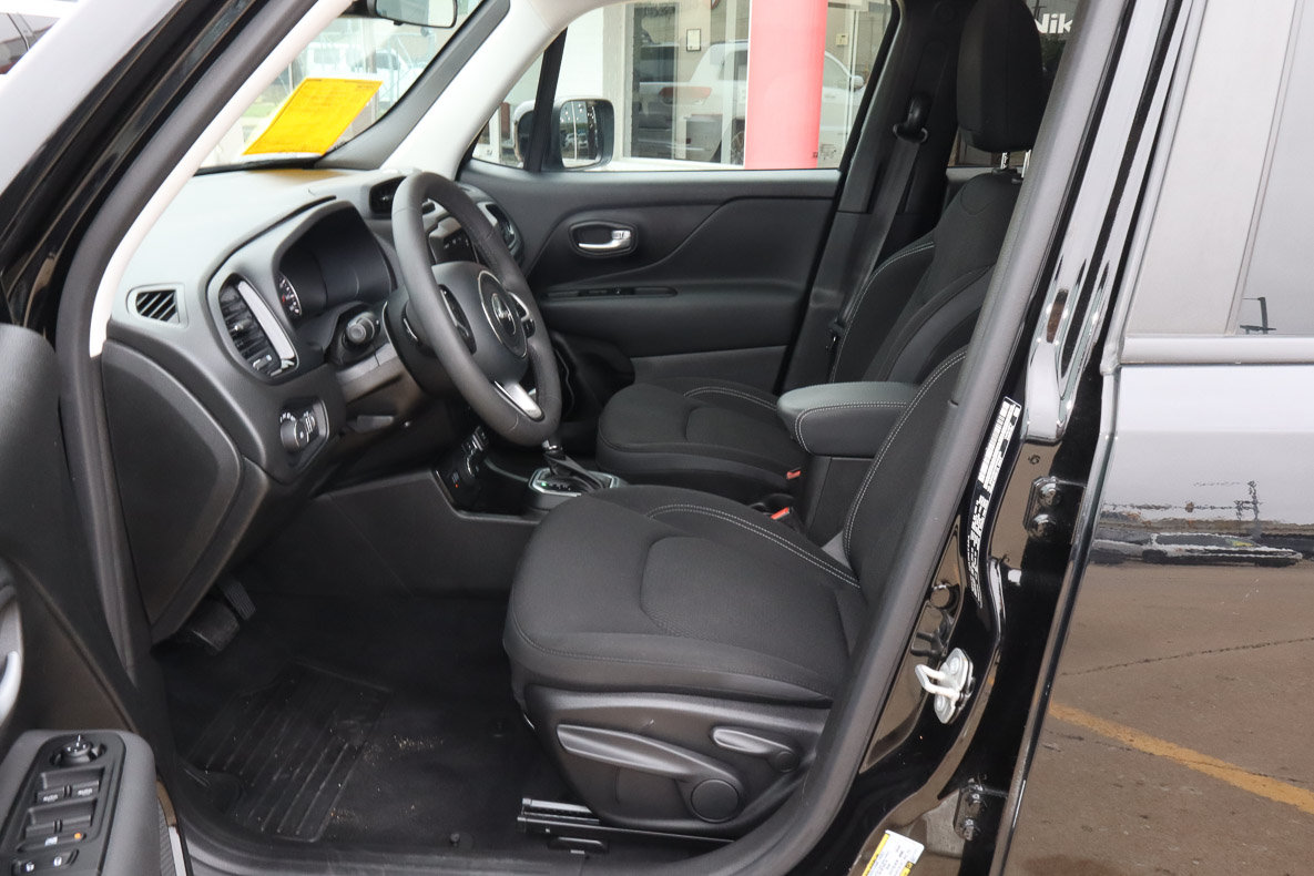 Used 2023 Jeep Renegade Altitude w/ Sun/Sound Group AWD/4WD image 7