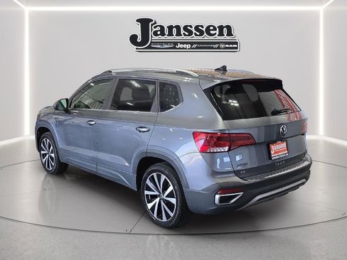 Used 2022 Volkswagen Taos SE FWD image 3