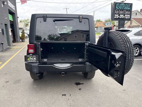 Used 2017 Jeep Wrangler Unlimited Sahara w/ Connectivity Group AWD/4WD image 12