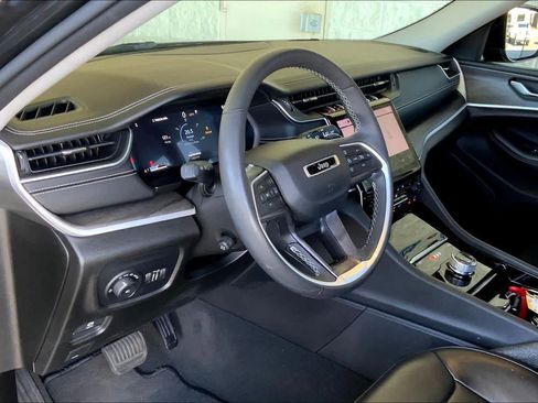 Used 2023 Jeep Grand Cherokee Limited w/ Luxury Tech Group II image 16