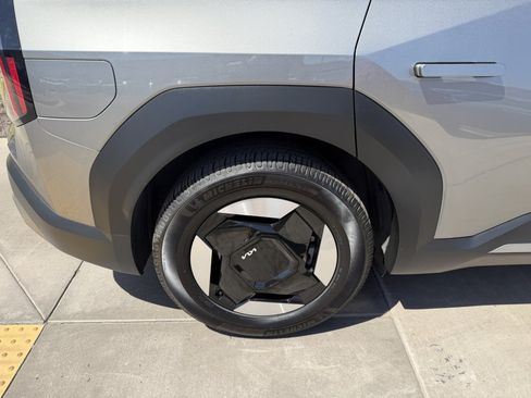 Used 2024 Kia EV9 Light Long Range RWD image 15