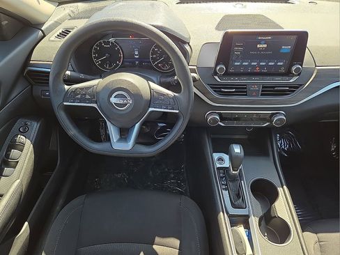 Used 2025 Nissan Altima 2.5 SV image 16