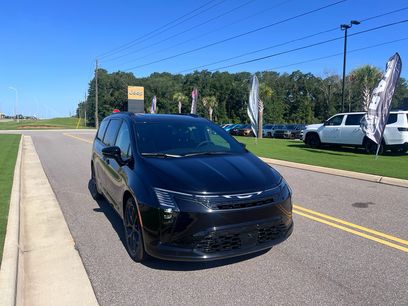 New 2027 Chrysler Pacifica Limited w/ S Appearance Package