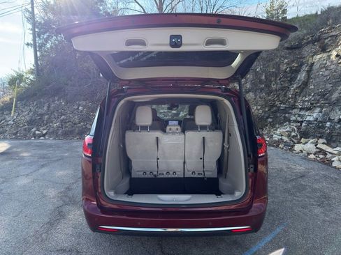 Used 2021 Chrysler Pacifica Touring-L image 9