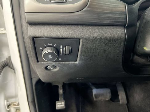 Used 2019 Jeep Grand Cherokee Altitude AWD/4WD image 18