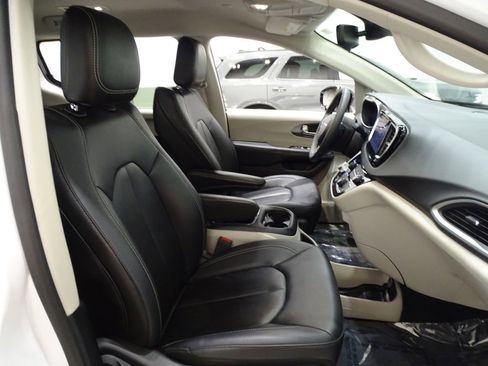 Used 2024 Chrysler Pacifica Touring-L image 12