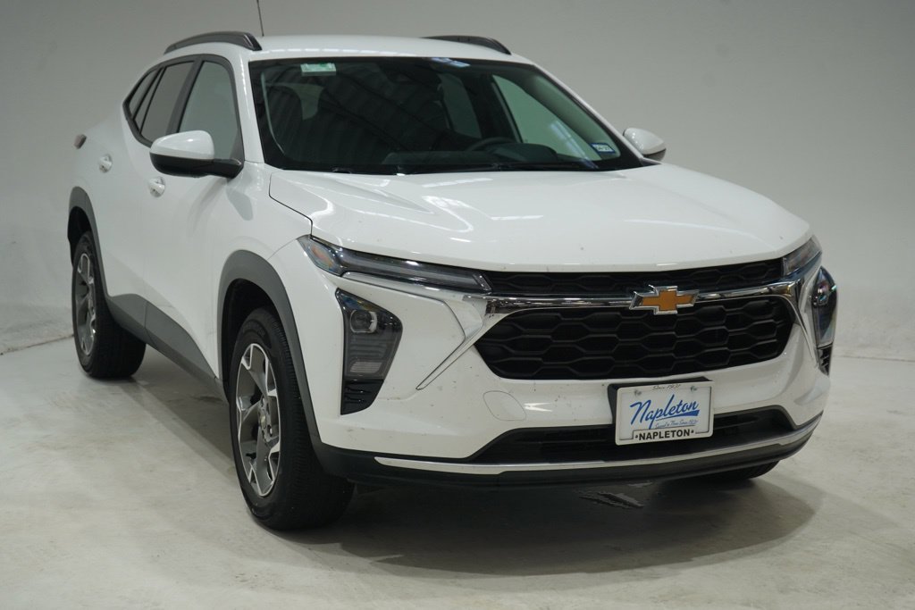 Used 2025 Chevrolet Trax LT FWD image 1