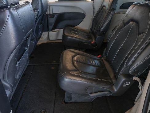 Used 2022 Chrysler Pacifica Touring-L FWD image 29