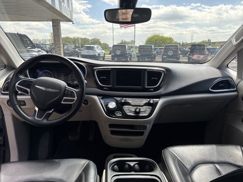 Used 2018 Chrysler Pacifica Touring-L FWD image 4