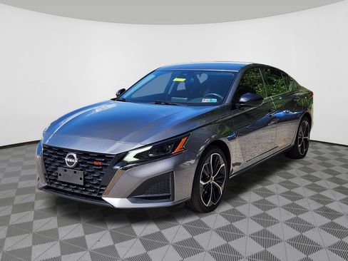 Used 2024 Nissan Altima 2.5 SR FWD image 2