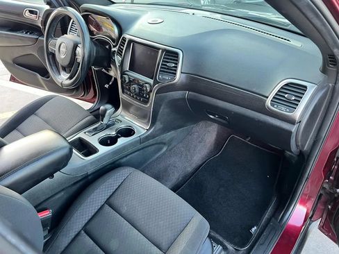 Used 2018 Jeep Grand Cherokee Laredo RWD image 15