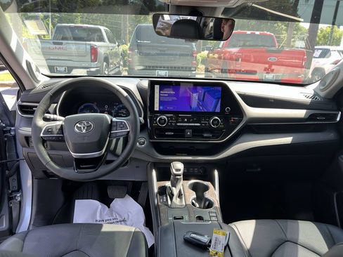 Used 2023 Toyota Highlander Limited FWD image 31