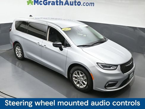 Used 2024 Chrysler Pacifica Touring-L image 3