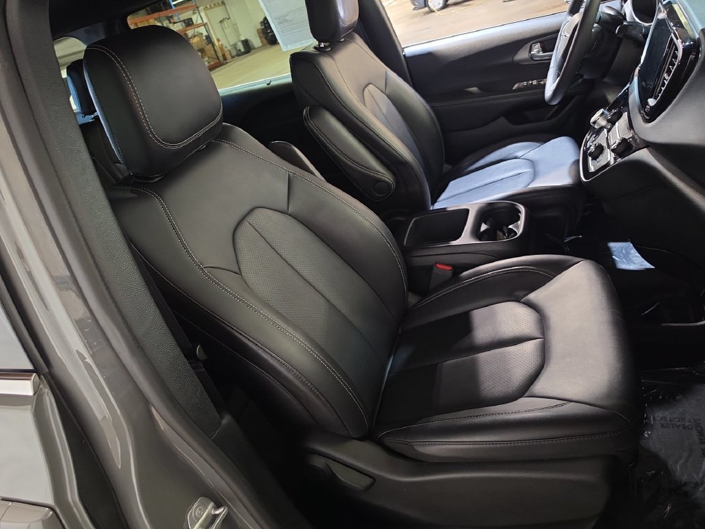 Used 2025 Chrysler Pacifica Select FWD image 25