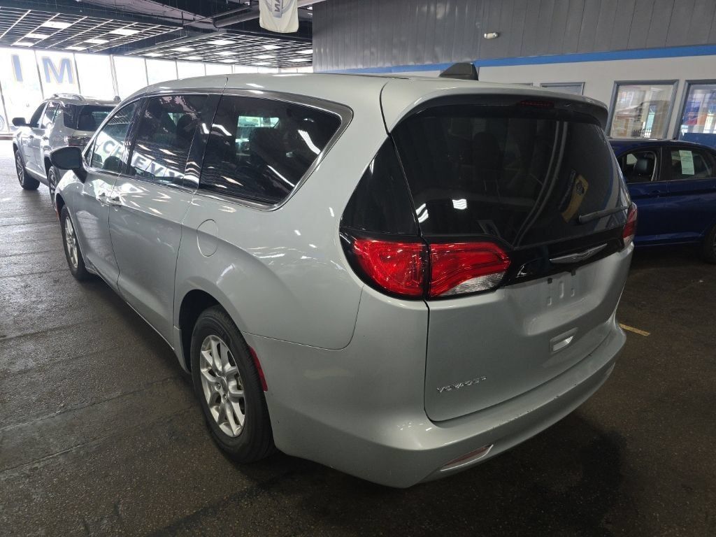 Used 2023 Chrysler Voyager LX FWD image 5