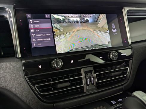 Certified 2023 Porsche Macan AWD/4WD image 31