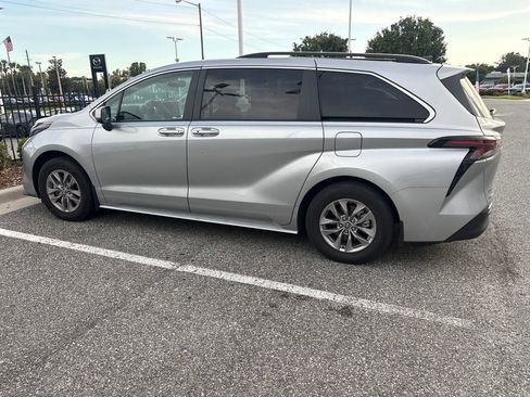 Used 2025 Toyota Sienna XLE w/ XLE Plus Package FWD image 1