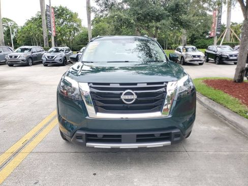 Certified 2025 Nissan Pathfinder SL FWD image 2