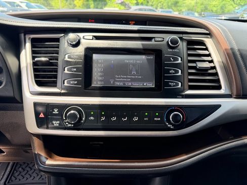 Used 2018 Toyota Highlander LE FWD image 22