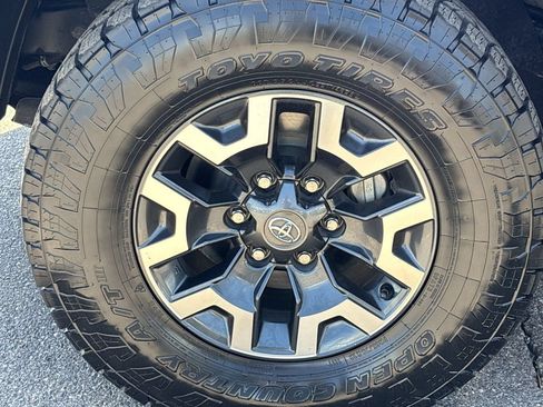 Used 2022 Toyota Tacoma TRD Off-Road AWD/4WD image 7