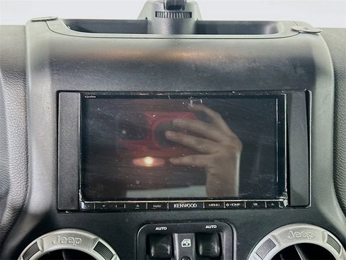 Used 2017 Jeep Wrangler Unlimited Sahara w/ Connectivity Group image 12