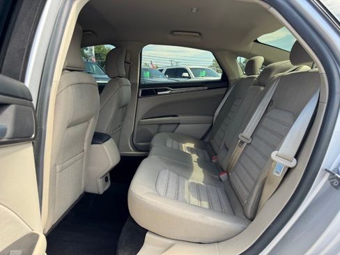 Used 2018 Ford Fusion SE FWD image 16