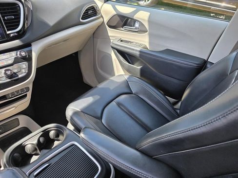Used 2023 Chrysler Pacifica Touring-L FWD image 29
