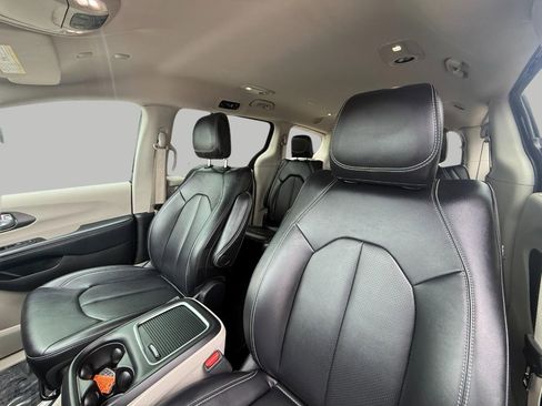 Used 2024 Chrysler Pacifica Touring-L image 47