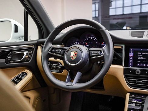 Certified 2025 Porsche Macan image 19