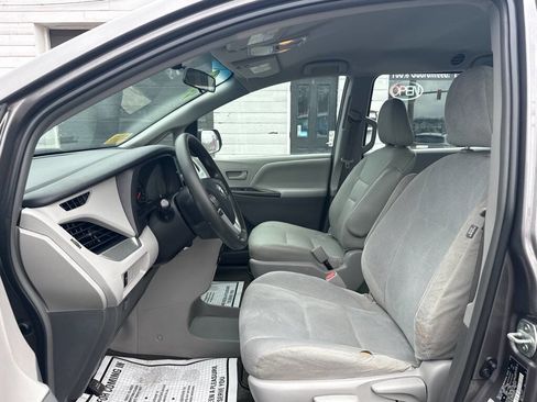 Used 2015 Toyota Sienna L image 10