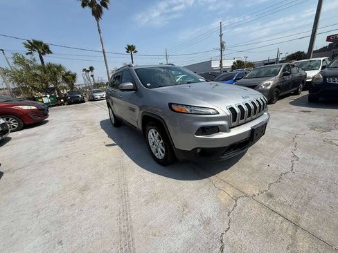 Used 2014 Jeep Cherokee Latitude w/ Cold Weather Group AWD/4WD image 2