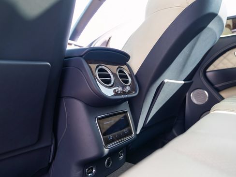 Used 2021 Bentley Bentayga AWD/4WD image 38