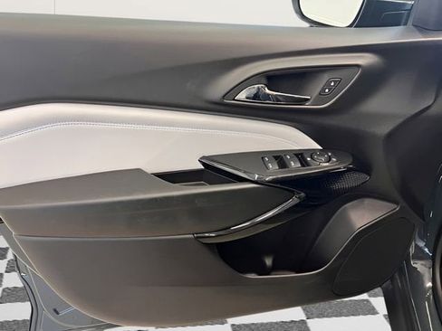 Used 2025 Chevrolet Trax LT FWD image 13