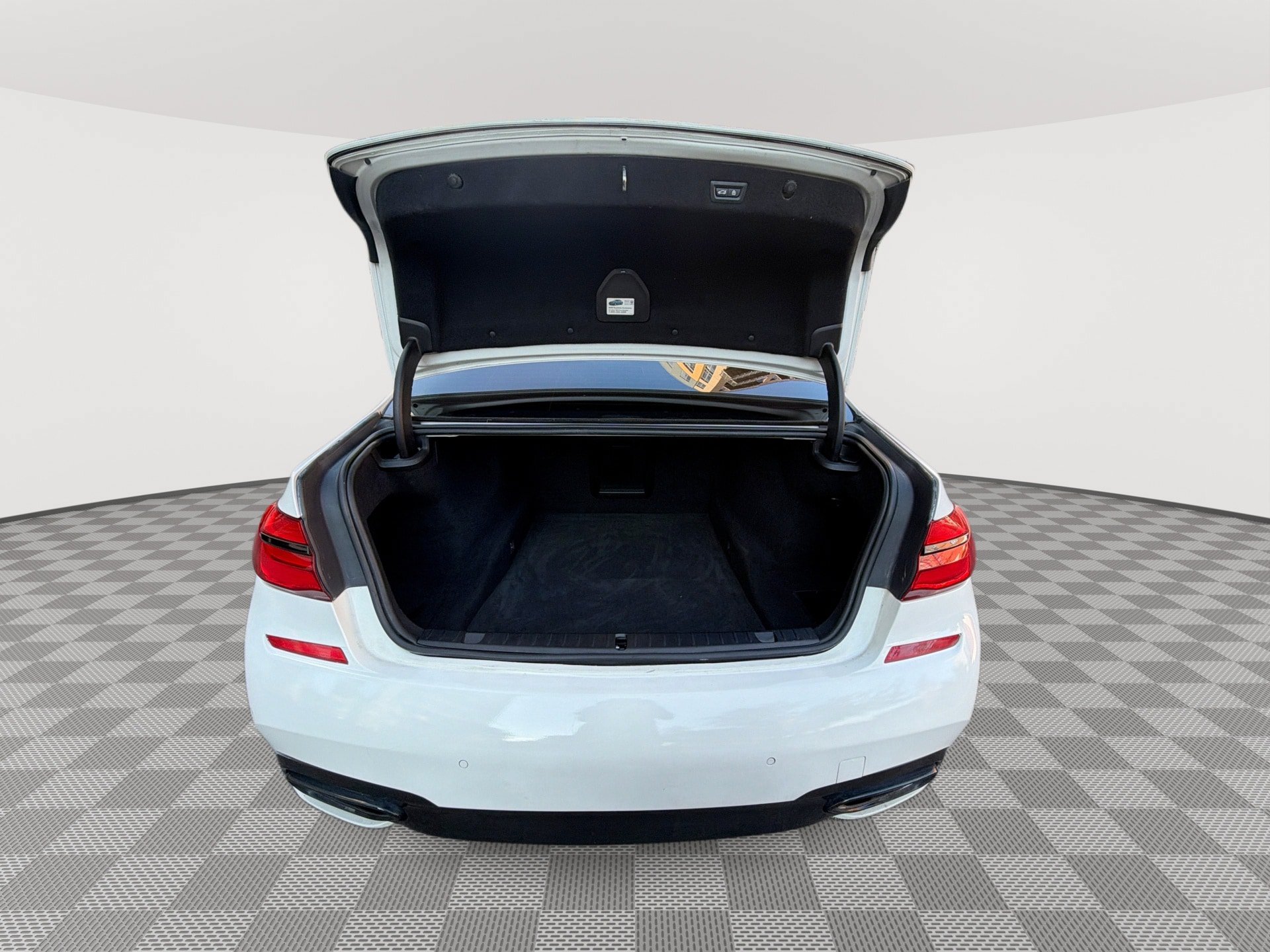 Used 2018 BMW 750i w/ Executive Package RWD image 21
