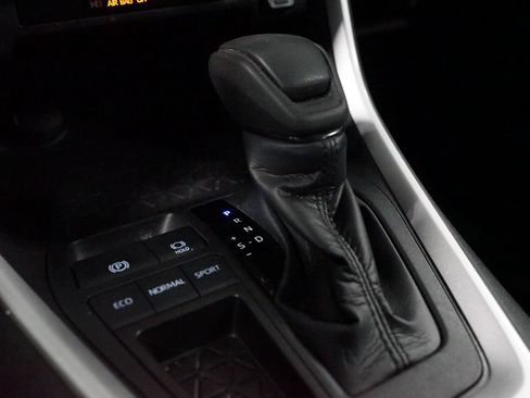 Certified 2025 Toyota RAV4 LE FWD image 21