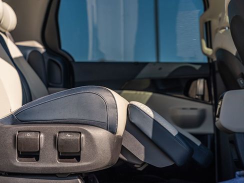 Used 2025 Kia Carnival SX Prestige image 16