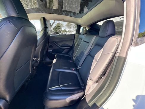 Used 2022 Tesla Model Y Long Range image 25
