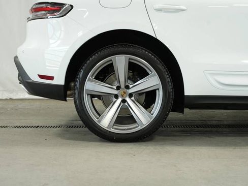 Certified 2025 Porsche Macan AWD/4WD image 40