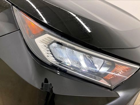 Used 2019 Toyota RAV4 XLE Premium image 28