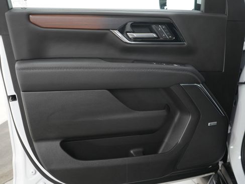 Used 2025 GMC Yukon XL Denali AWD/4WD image 23