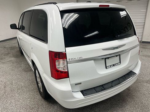 Used 2016 Chrysler Town & Country Touring image 7