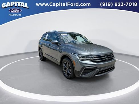 Used 2024 Volkswagen Tiguan SE FWD image 2