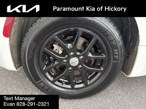 Used 2023 Chrysler Voyager LX image 9