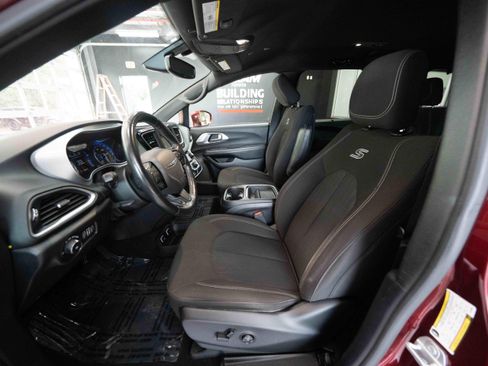Used 2020 Chrysler Pacifica Touring w/ S Appearance Package FWD image 9