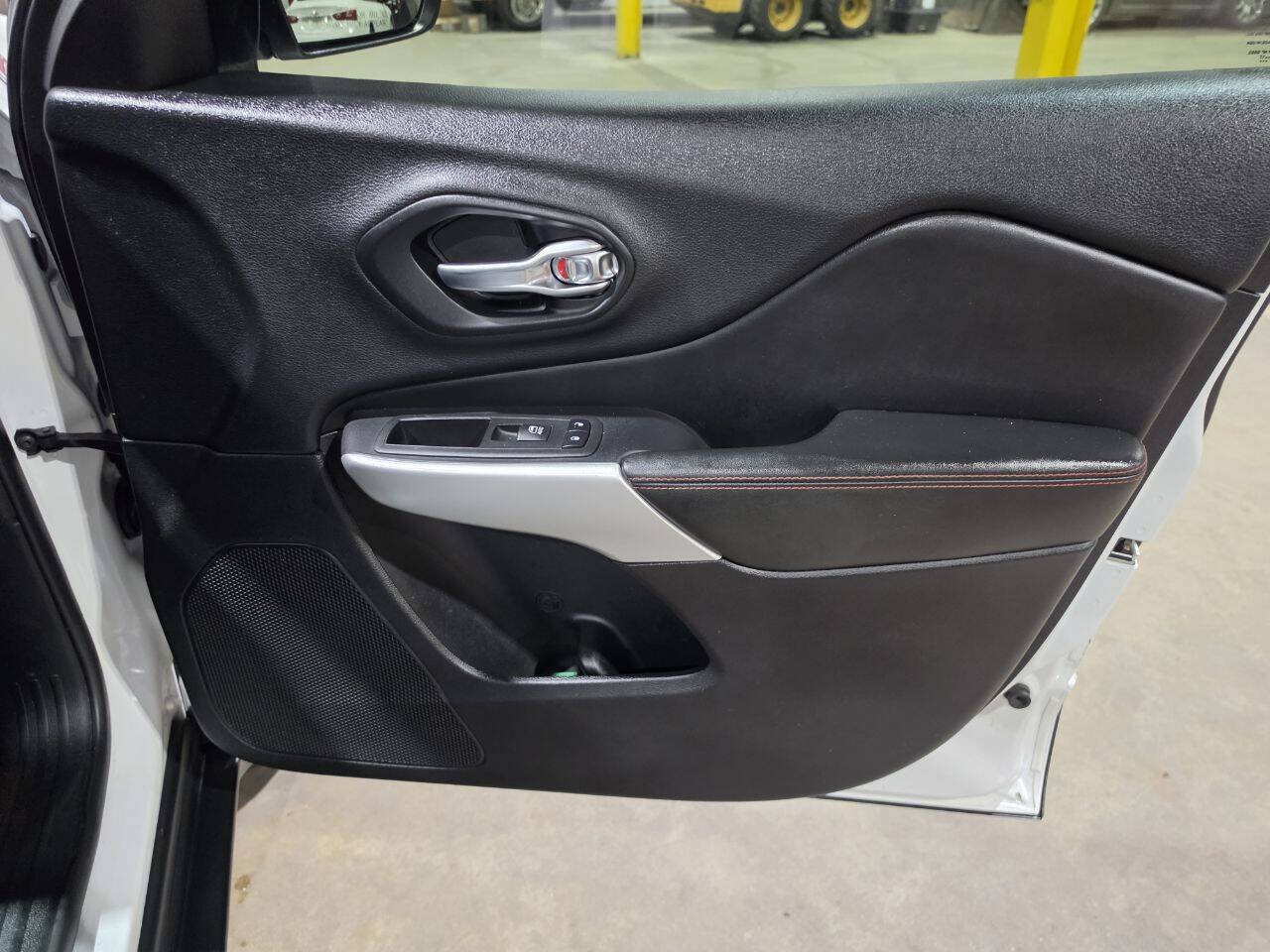 Used 2017 Jeep Cherokee Trailhawk w/ Comfort/Convenience Group AWD/4WD image 31